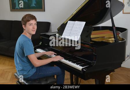 Tipo, Klavier, Spiel Foto Stock