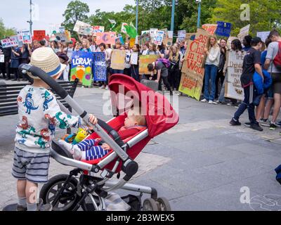 Cardiff, Galles - 24 maggio 2019: Bambini e bambini che guardano protestano contro il cambiamento climatico per strada a Cardiff. Foto Stock