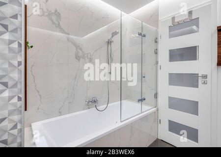 Budapest, Ungheria - 18 aprile 2019: Lussuoso bagno in marmo bianco in un alloggio Airbnb, vista ad angolo. Foto Stock