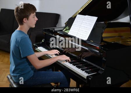 Tipo, Klavier, Spiel Foto Stock