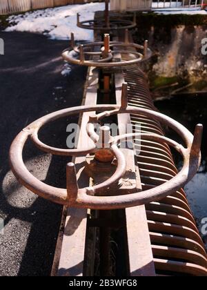 Primo piano delle vecchie valvole a saracinesca arrugginite. Foto Stock