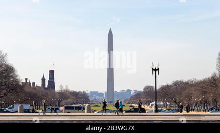 Le persone che scattano foto a Union Square mentre il Washington Monument è visto in lontananza in una bella giornata. Foto Stock