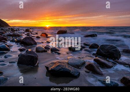Magnifico, spettacolare tramonto sul mare. Il Mar Baltico, Il Parco Nazionale Di Wolin, Polonia Foto Stock