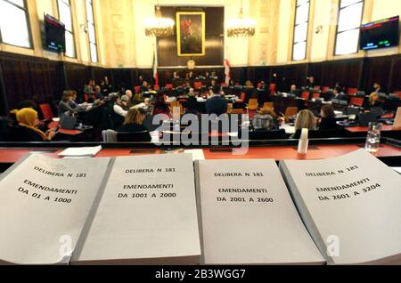 Milano, comune discussione di emendamenti di bilancio. Persone sedute in luoghi alternativi per mantenere una distanza di sicurezza contro la trasmissione del coronavirus (Maurizio Maule/Fotogramma, Milano - 2020-03-05) p.s. la foto e' utilizzabile nel rispetto del manifesto in cui e' stata, e senza intenzione diffusamentorio del decoro delle One rapate Foto Stock