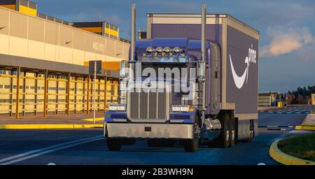 American Peterbilt Truck con un semirimorchio con il logo Amazon prime nel centro logistico Amazon Foto Stock