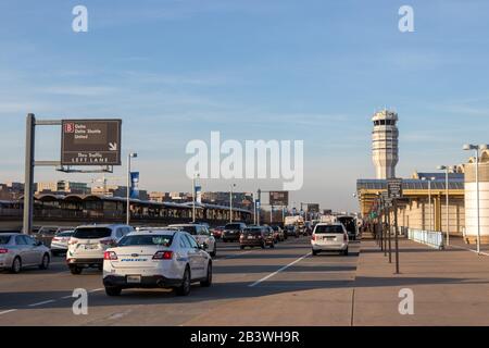 Traffico che arriva all'Aeroporto Nazionale Reagan Washington, zona di rientro al Terminal B/C in un pomeriggio affollato. Foto Stock