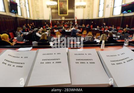 Milano, comune discussione di emendamenti di bilancio. Persone sedute in luoghi alternativi per mantenere una distanza di sicurezza contro la trasmissione del coronavirus (Maurizio Maule/Fotogramma, Milano - 2020-03-05) p.s. la foto e' utilizzabile nel rispetto del manifesto in cui e' stata, e senza intenzione diffusamentorio del decoro delle One rapate Foto Stock