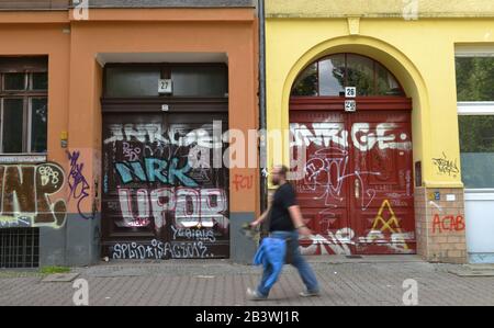 Graffiti, Wiener Strasse, Kreuzberg di Berlino, Deutschland Foto Stock