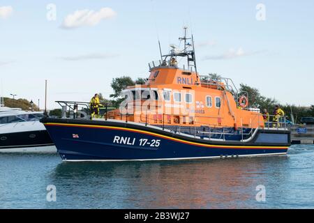 La scialuppa di salvataggio di Yarmouth parte da Yarmouth, Isola di Wight, durante un esercizio di addestramento serale Foto Stock