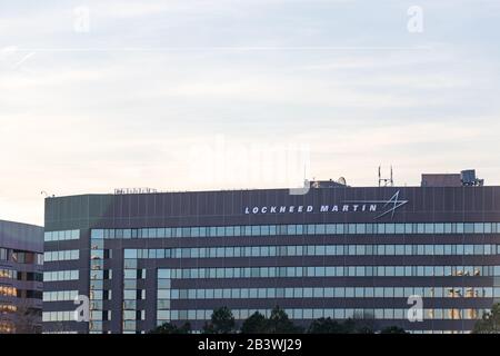 Lockheed Martin firma in cima al loro edificio d'ufficio, Global Vision Center vicino al Pentagono ad Arlington, VR. Foto Stock