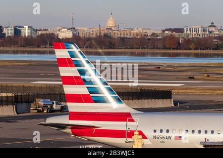 American Airlines si è rifata all'aeroporto nazionale Reagan di Washington, visto dietro il Capital Building degli Stati Uniti. Foto Stock