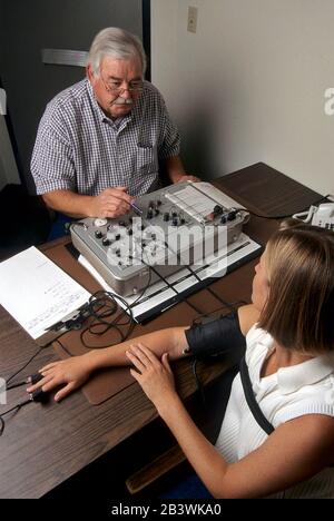 Austin, Texas: 37 anni veterano Lie operatore rivelatore che esegue test. ©Bob Daemmrich Foto Stock