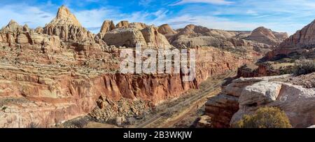 Una vista dal sentiero del Cohab Canyon nel Capitol Reef National Park, Utah, Stati Uniti Foto Stock