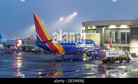Southwest Airlines Boeing 737 visto di notte mentre si trova ad un cancello all'Aeroporto Nazionale Ronald Reagan di Washington (DCA). Foto Stock