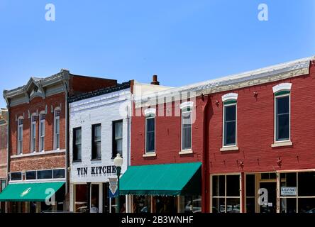 Vecchio negozio di fronte sulla strada principale nella storica città vecchia di Weston, MO, Stati Uniti. Foto Stock
