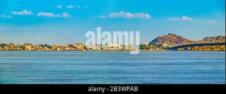 Vista panoramica della città di daule e del fiume babahoyo nel distretto di guayas, ecuador Foto Stock