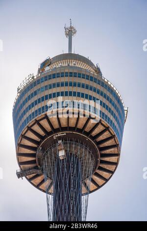 Sydney, Australia - 11 dicembre 2009: Sydney Tower Eye, Closeup di heavy top section contro il cielo azzurro. Foto Stock