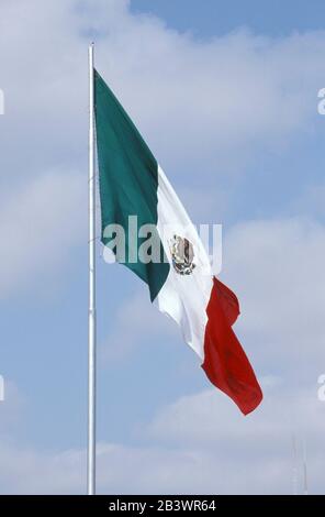 Bandiera messicana su flagpole. Foto Stock