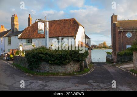 Visto dall'esterno, l'Anchor Bleu – Inglese; il Blue Anchor – pub / casa pubblica con cartello sulla High Street, Bosham, Chichester PO18 8LS. Sussex occidentale. REGNO UNITO (114) Foto Stock