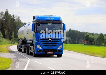 Blue Mercedes-Benz Actros camion serbatoio Polvere-Trans trasporta merci lungo l'autostrada rurale 52 in una giornata di sole d'estate. 20 Giugno 2019. Foto Stock