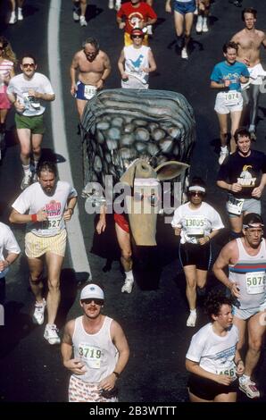 Austin, Texas USA: I corridori che fanno da running regolare circondano i corridori che hanno il costume di un armadillo nell'annuale Campidoglio 10.000 in e intorno al centro. ©Bob Daemmrich Foto Stock