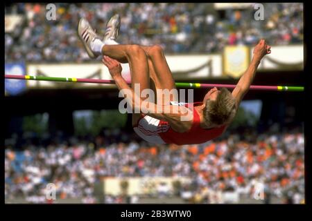 Seul, Corea 1988: Il ponticello alto maschio libera il bar durante la competizione ai Giochi Olimpici del 1988. ©Bob Daemmrich Foto Stock