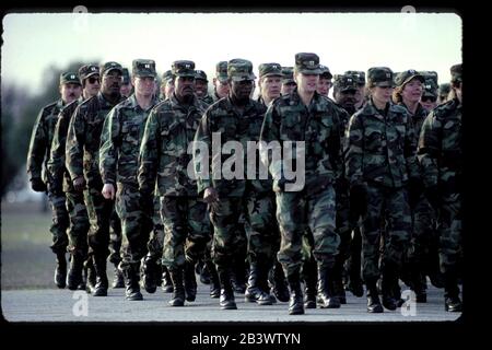 San Antonio Texas USA: I soldati dell'esercito degli Stati Uniti marciano in formazione durante gli esercizi a Fort Sam Houston. ©Bob Daemmrich Foto Stock