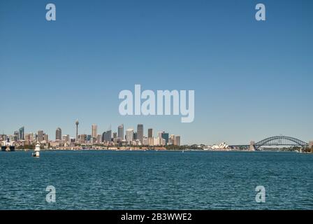 Sydney, Australia - 11 dicembre 2009: Ampio scatto dello skyline della città con più grattacieli e la torre dell'occhio più alta, tra cui Opera House e Harbour Br Foto Stock