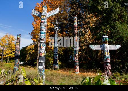 Totem Poles a Brockton Point a Stanley Park, Vancouver, British Columbia, Canada in autunno Foto Stock