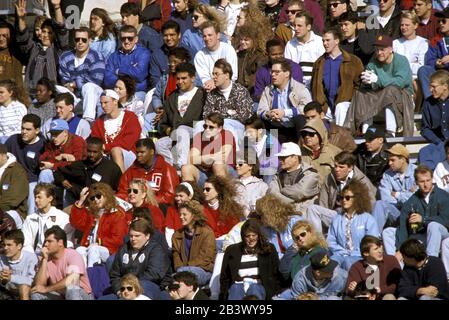 San Marcos, Texas USA: Affollate i sedili bleacher nello stadio guardando una partita di football alla Southwest Texas state University. ©Bob Daemmrich Foto Stock