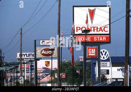 Austin, Texas Stati Uniti d'America: La concessionaria di auto si insignica lungo la striscia di 'Motor Mile' lungo l'autostrada nel sud di Austin. ©Bob Daemmrich Foto Stock