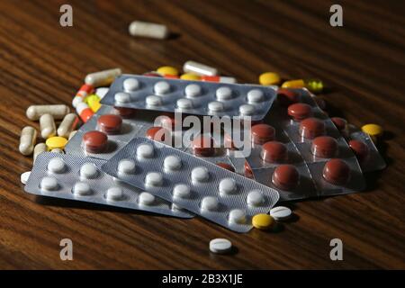 Assortiti medicina farmaceutica pillole, compresse e capsule. Foto Stock