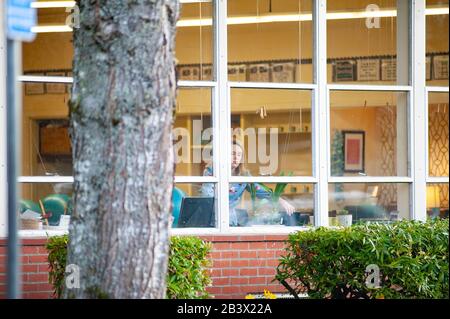 Un insegnante riorganizza la sua classe presso la Forest Hills Elementary School come Lake Oswego, gli ufficiali della scuola dell'Oregon riaprono la scuola dopo essere stata chiusa dal Venerdì scorso a causa di un test positivo COVID-19 su un dipendente della scuola. Il distretto scolastico ha portato in un team di pulizia specializzato che ha lavorato durante il fine settimana. La pulizia delle scuole del lago Oswego è stimata a 100.000,00 dollari. Foto Stock