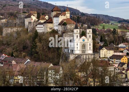 La storica città vecchia di Aarburg con il castello di Festung Aarburg, uno dei più grandi castelli della Svizzera, nel cantone Argovia, Svizzera Foto Stock