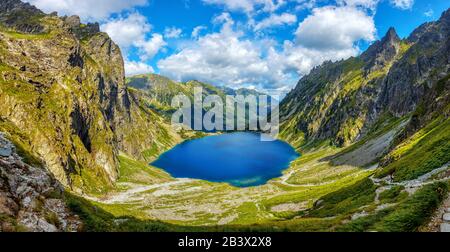 Vista panoramica di due laghi, Morskie Oko e Black Lake, in polacco Tatra montagne a Zakopane, Polonia Foto Stock