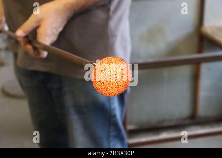 Dimostrazione di produzione di vetro a Fakenham, Norfolk del Nord Foto Stock