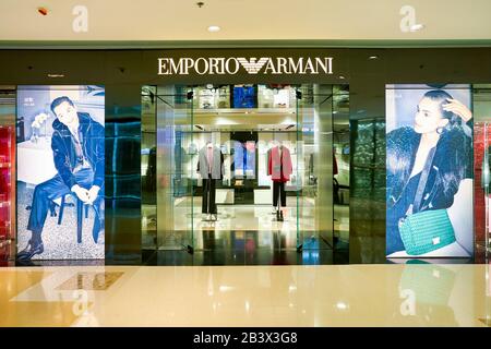 Hong KONG, CINA - CIRCA GENNAIO 2019: Ingresso al negozio Emporio Armani nel centro commerciale Elements Foto Stock