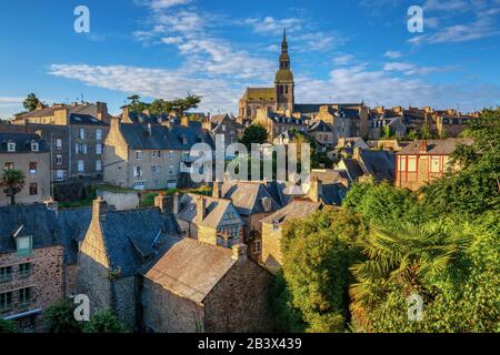 Centro storico Dinan in Bretagna, Francia Foto Stock