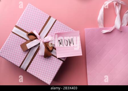 concetto del giorno della madre con il regalo di colore rosa sul tavolo Foto Stock