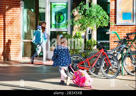 Lake Oswego, gli ufficiali della scuola dell'Oregon riaprono la Forest Hills Elementary School dopo essere stata chiusa dal venerdì scorso a causa di un test positivo COVID-19 su un dipendente della scuola. Il distretto scolastico ha portato in un team di pulizia specializzato che ha lavorato durante il fine settimana. La pulizia delle scuole del lago Oswego è stimata a 100.000,00 dollari. Foto Stock