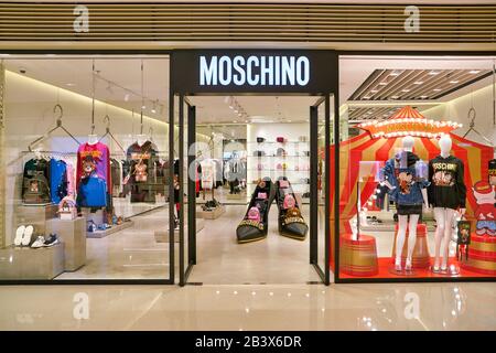 Hong KONG, CINA - CIRCA GENNAIO 2019: Ingresso al negozio Moschino nel centro commerciale Elements Foto Stock