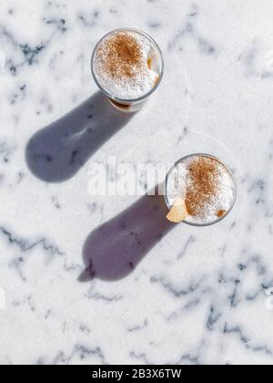 Barakito tradizionale caffè delle canarie sul tavolo all'aperto. Immagine realizzata sul telefono cellulare Foto Stock