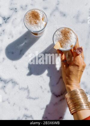 Barakito tradizionale caffè delle canarie sul tavolo all'aperto. Immagine realizzata sul telefono cellulare Foto Stock