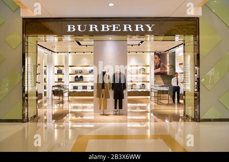 Hong KONG, CINA - CIRCA GENNAIO 2019: Burberry firma sopra l'ingresso del negozio in Elements centro commerciale. Burberry Group PLC è una moda britannica di lusso ho Foto Stock