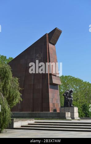 Sowjetisches Ehrenmal, Puschkinallee, Treptow, Berlino, Deutschland Foto Stock