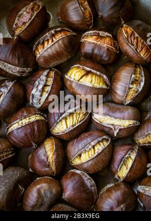 Direttamente sopra il colpo di castagne commestibili arrosto Foto Stock