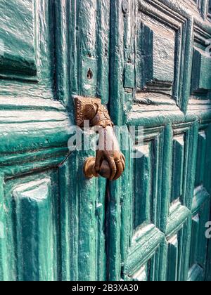 Porta retro maniglia sulla porta antica verde. Immagine realizzata sul telefono cellulare Foto Stock