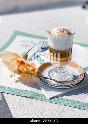 Barakito tradizionale caffè delle canarie sul tavolo all'aperto. Immagine realizzata sul telefono cellulare Foto Stock