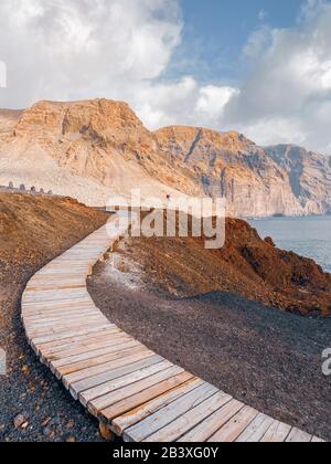 Bellissimo paesaggio su una costa rocciosa con oceano ondulato durante un tramonto. capo Teno a nord-ovest dell'isola di Tenerife. Immagine realizzata sul telefono cellulare Foto Stock