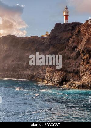 Bellissimo paesaggio su una costa rocciosa con oceano ondulato durante un tramonto. capo Teno a nord-ovest dell'isola di Tenerife. Immagine realizzata sul telefono cellulare Foto Stock